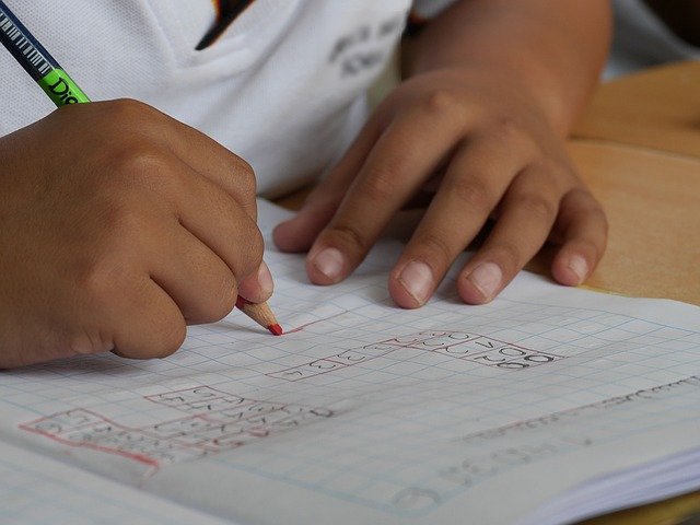 Gastos deducibles en IRPF por ayuda doméstica, guardería, material escolar, libros de texto o estudios en las Comunidades Autónomas