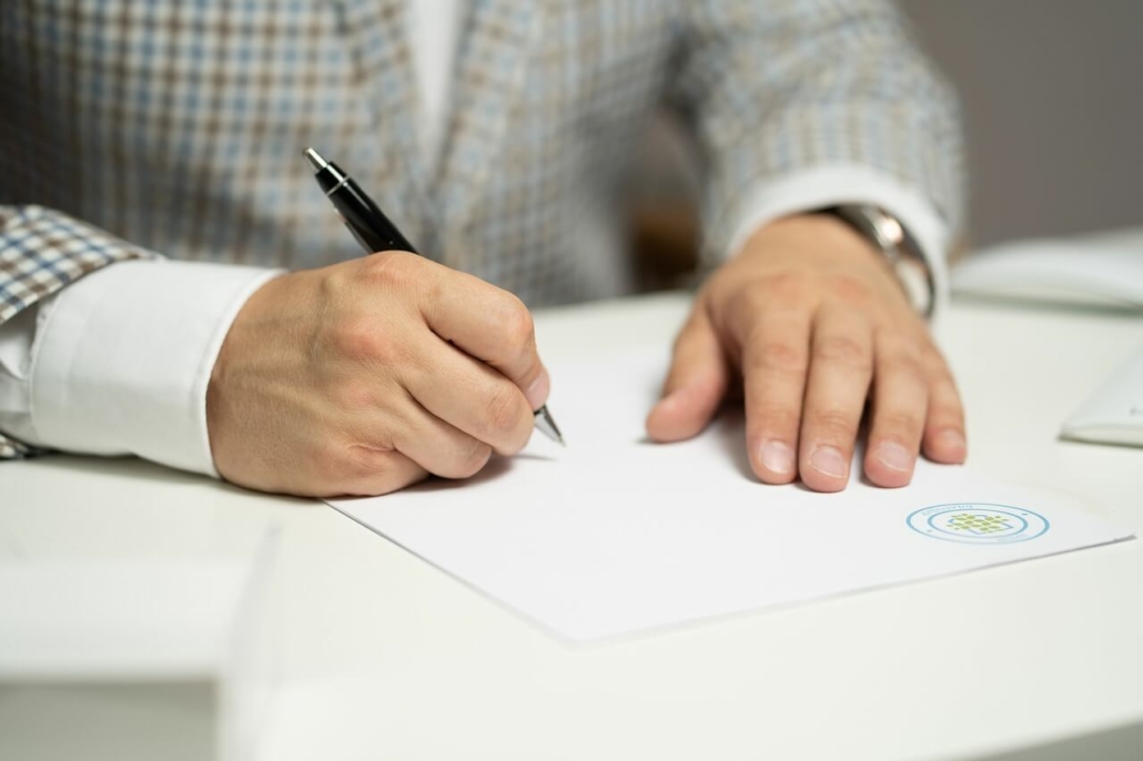 Foto de unas manos firmando