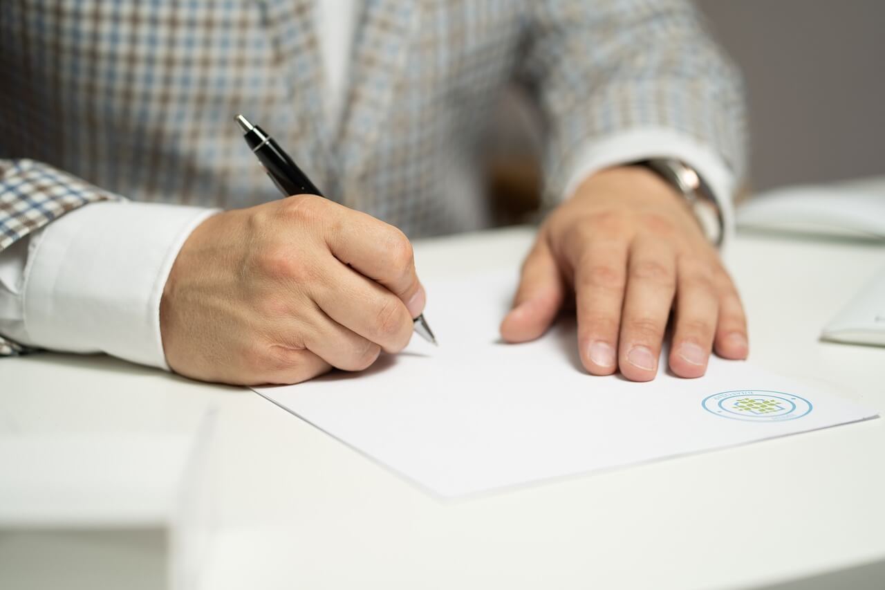 Foto de unas manos firmando