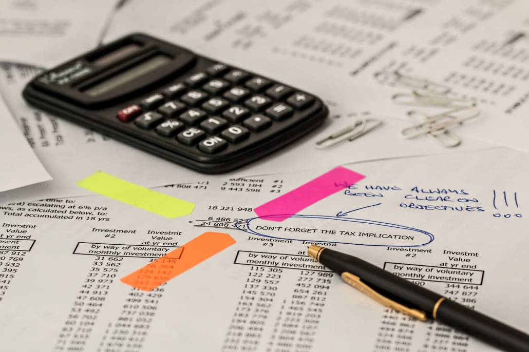 Foto de una calculadora y documentos fiscales