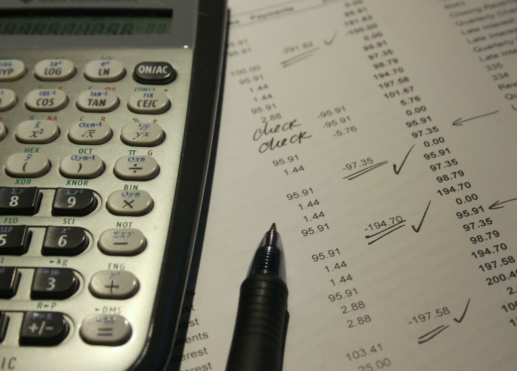 Foto de una calculadora y unos papeles para un artículo de Ponter Abogados y Asesores