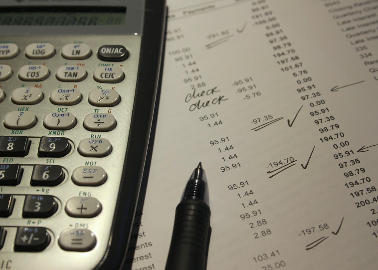 Foto de una calculadora y unos papeles para un artículo de Ponter Abogados y Asesores