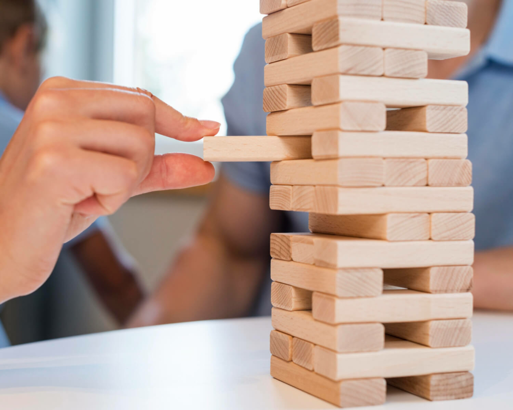 Juego jenga utilizado para ilustrar las operaciones de reestructuración empresarial para un artículo de Ponter Abogados y Asesores